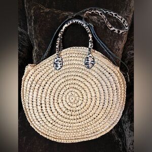 Round straw leopard handle bag